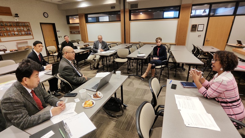 代表团与农业与自然资源学院经理Tiffany Heng-Moss教授、农艺与园艺系主任 Martha Mamo教授、植物病理学系主任Loren Giesler教授等代表就植物保护(3+1合作办学)项目进行工作会谈0.jpg