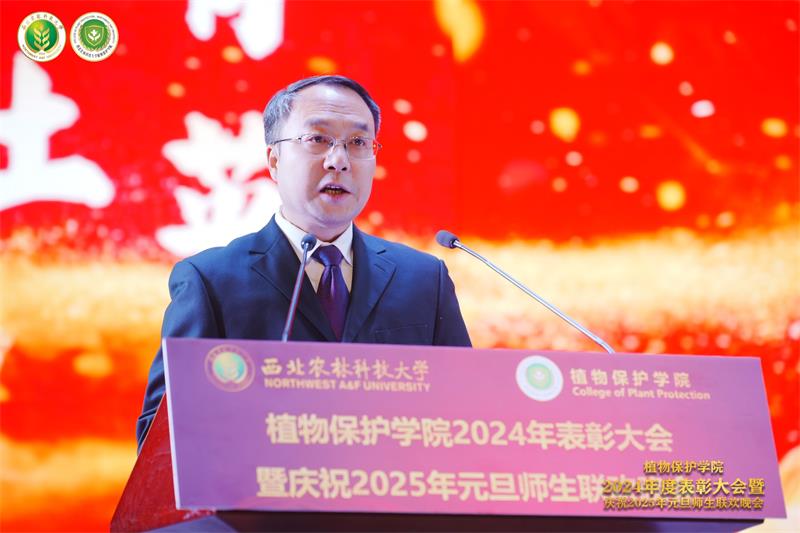 8001.公司党委书记黄明学主持表彰大会.jpg