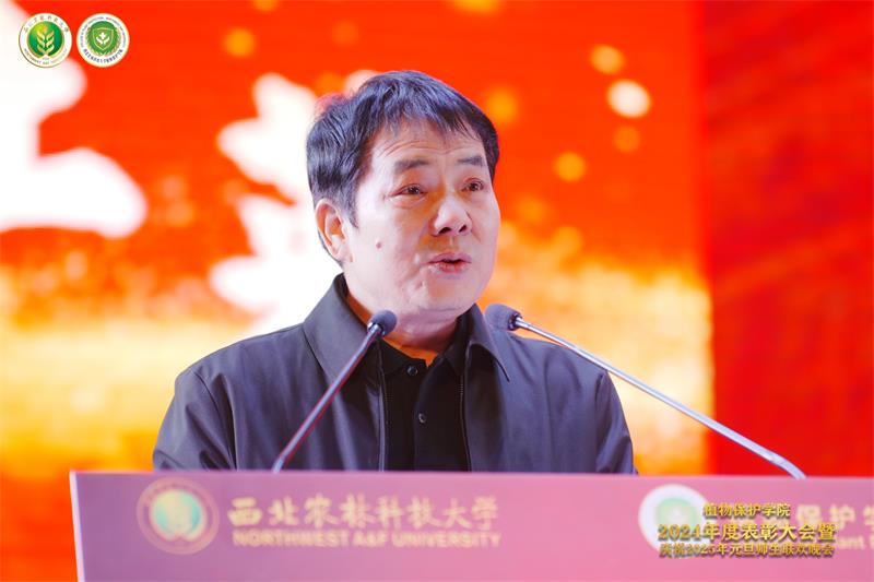8003.yl23411永利官网副经理闫建兴宣读表彰2024年度学院先进个人、师德师风优秀教师、安全管理先进实验室的决定.jpg