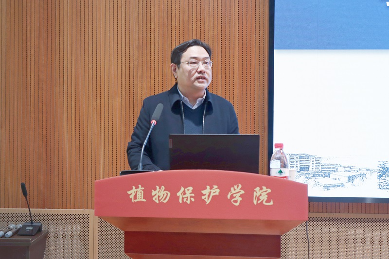 经理郭军作工作报告.jpg